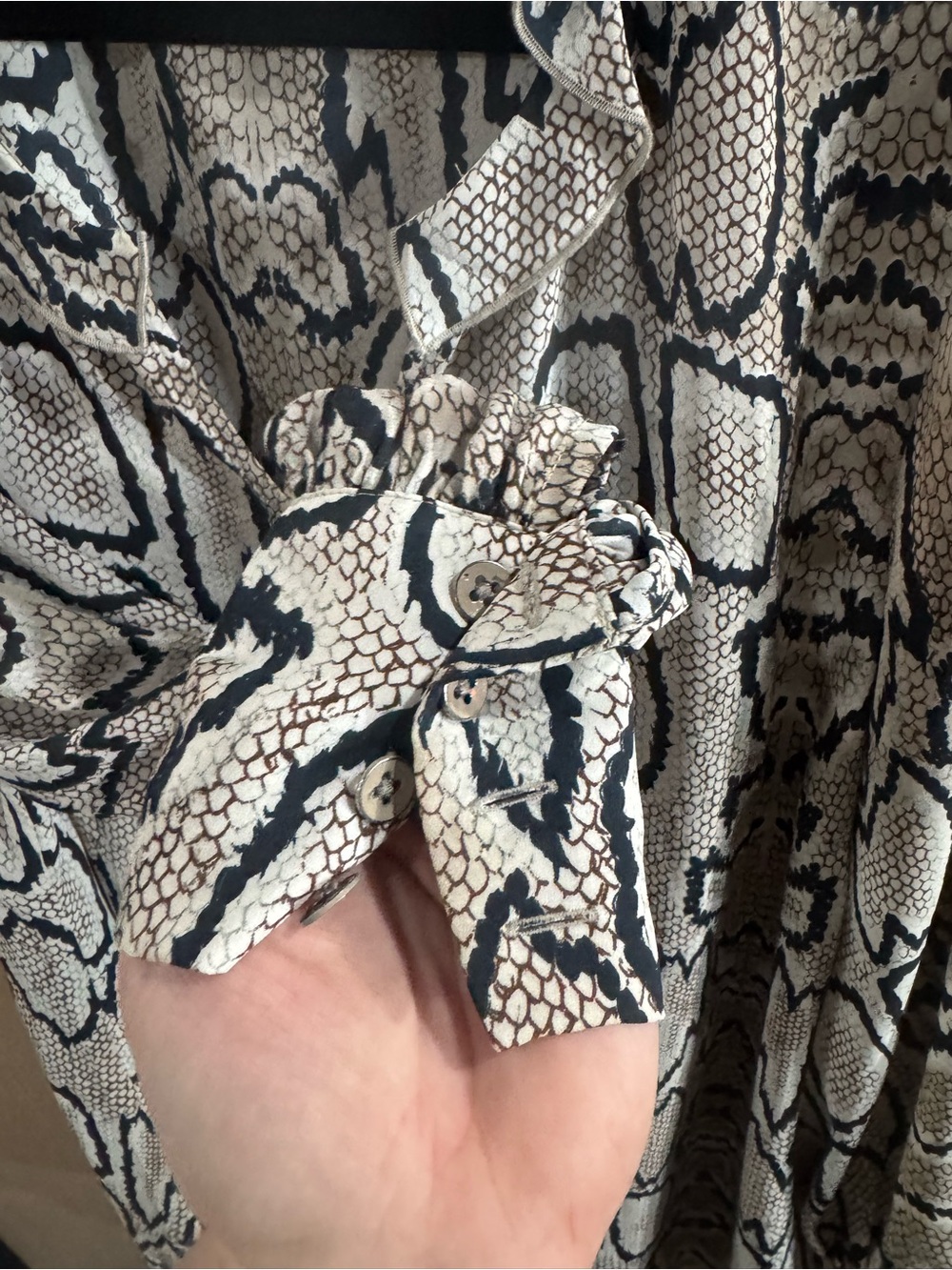 CAbi Snake-Print V-Neck Blouse in Cream & Black Size XL - Picture 3 of 5